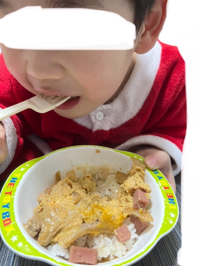 戴いた【根野菜セット】の玉ねぎ🧅と戴いた【ペッパーボロニア】ハムでなんちゃって親子丼😋