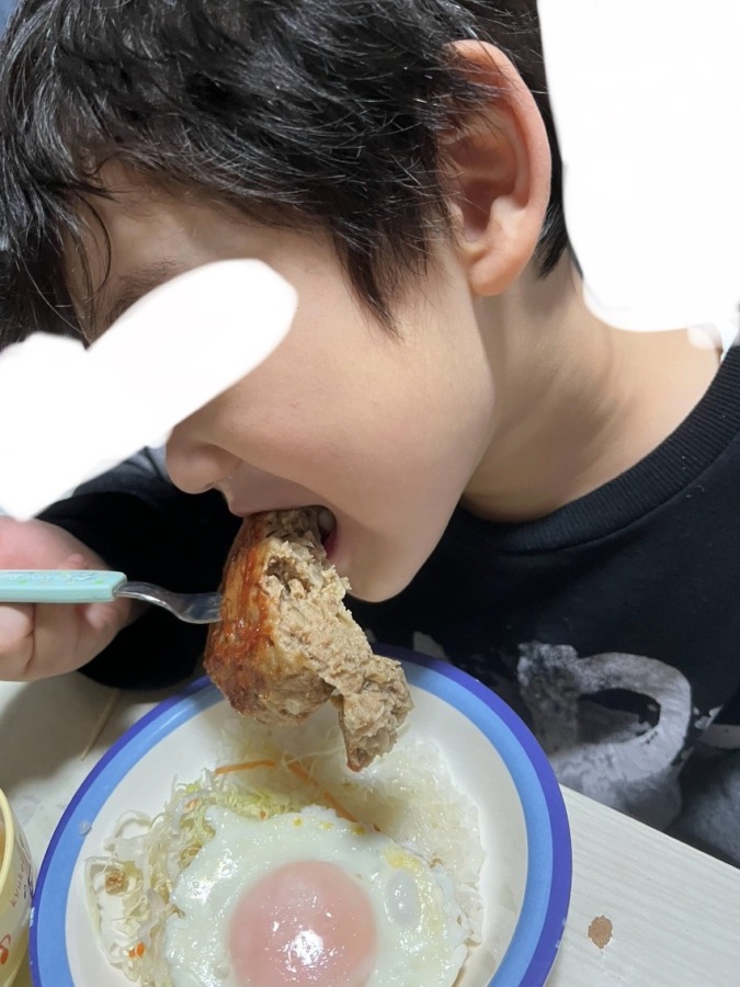 戴いた【国産鶏肉粗挽きハンバーグ】子供達がロコモコ丼にと🍚✨