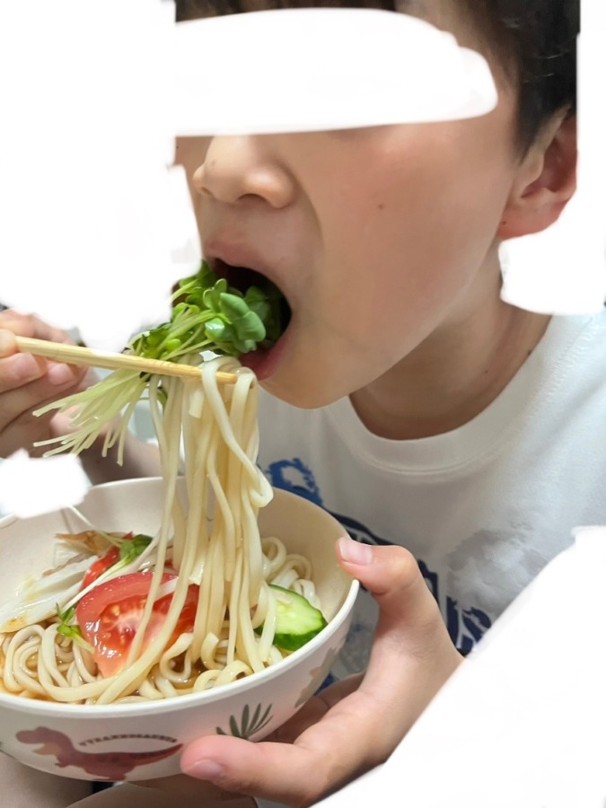 戴いた【トマト🍅かいわれ】を使ってサラダうどん🥗